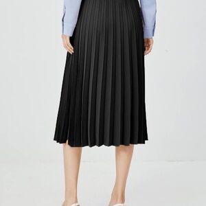 Elegant Black Pleated Skirt